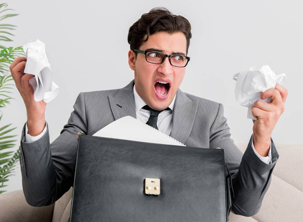 Разгневанный бизнесмен с крошечной бумагой
 - Фото, изображение