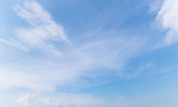 Panoramisch uitzicht op heldere blauwe lucht en wolken, wolken met achtergrond. - Foto, afbeelding