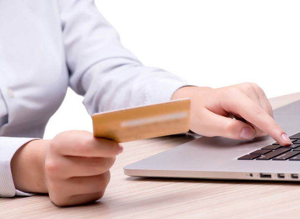 Online εμπόριο έννοια με φορητό υπολογιστή και πιστωτικών καρτών - Φωτογραφία, εικόνα