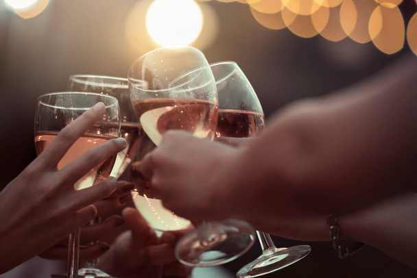 Kezdődik a buli. Boldog emberek koccintanak pezsgőspoharakkal. Többnemzetiségű barátok gratulálnak egymásnak az új évhez. Ünnepi nyaralás koncepció, nyaralás háttér. szelektív fókusz. - Fotó, kép