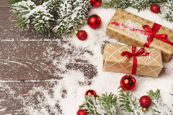 Christmas gift on wooden table powdered with snow - Φωτογραφία, εικόνα
