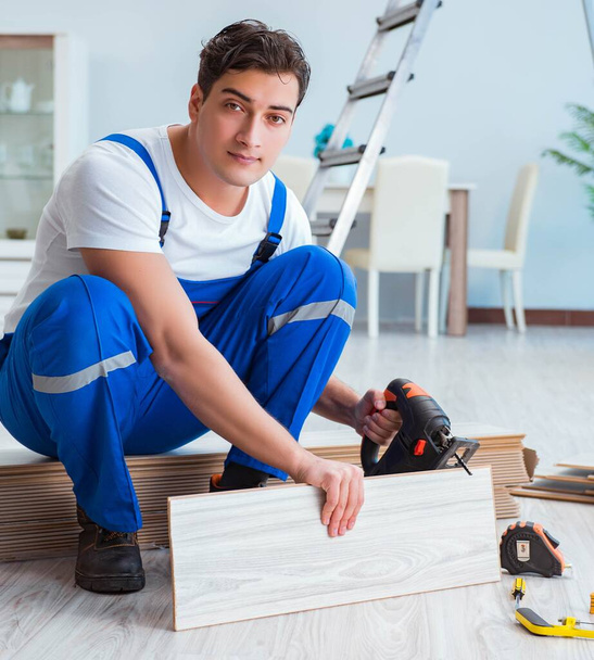 Reparador que pone suelo laminado en casa - Foto, Imagen