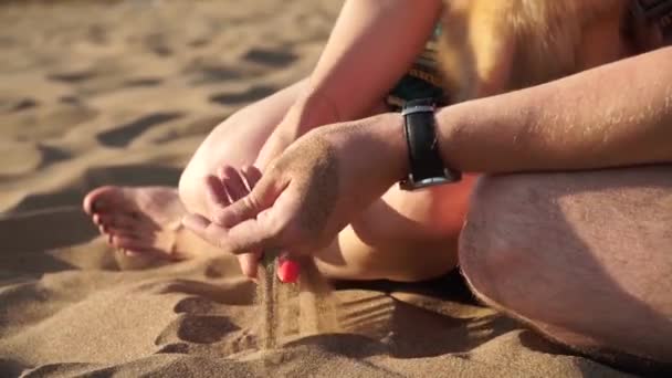 loving couple on a date plays and caresses in the sun - Footage, Video