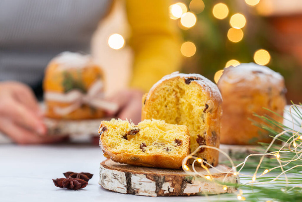 伝統的なイタリアのクリスマスケーキお祝いの装飾が施されたパネトーネ  - 写真・画像