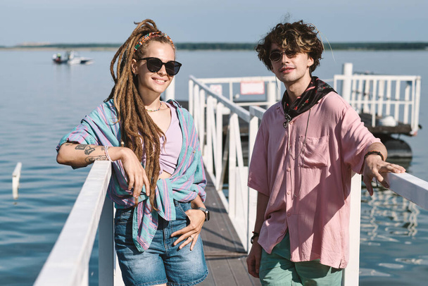 Junges Paar steht auf Seebrücke - Foto, Bild