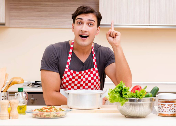 Hombre cocinero masculino preparando comida en la cocina - Foto, imagen