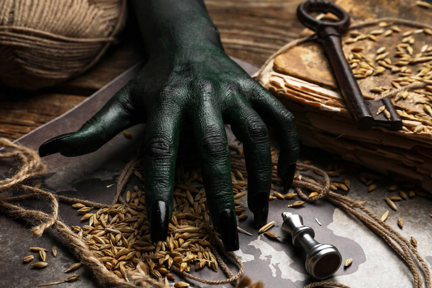 Halloween zöld boszorkány kezét végző rituálé - Fotó, kép