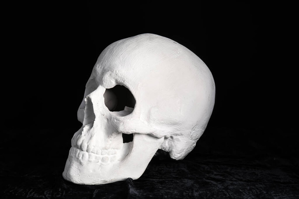 Koyu arkaplanda insan kafatası - Fotoğraf, Görsel