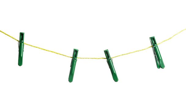 Plástico clothespins pendurados na corda contra fundo branco - Foto, Imagem