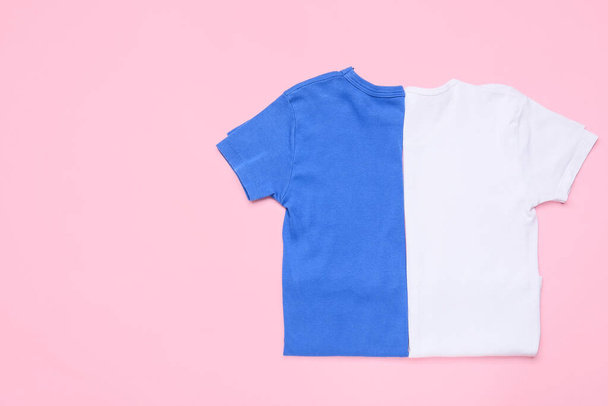 Camisetas azules y blancas sobre fondo rosa - Foto, Imagen