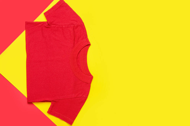 Κόκκινο t-shirt σε φόντο χρώματος - Φωτογραφία, εικόνα