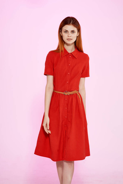 красивая женщина в красном платье моды элегантный стиль изолированный фон - Фото, изображение