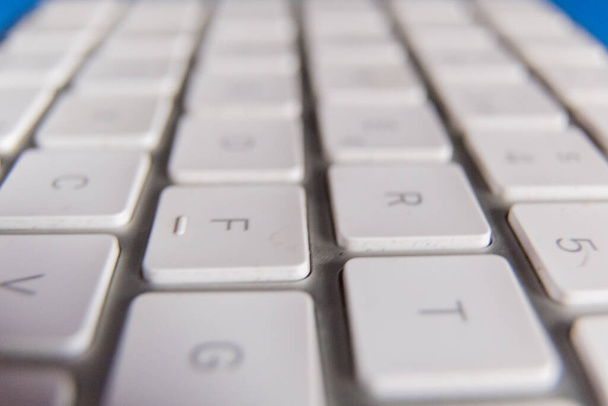 Close-up van het moderne witte en zilveren toetsenbord - Foto, afbeelding