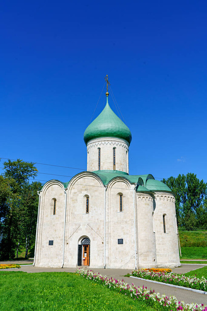 Pereslavl-Zalessky, Rusya - 18 Ağustos 2020: Dönüşüm Katedrali. Yuri Dolgoruky tarafından 1152 'de yapıldı. Andrei Bogolyubsky tarafından 1157 yılında tamamlandı. - Fotoğraf, Görsel