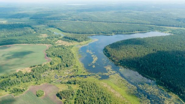Rússia, Ural. Descolagem sobre campos e florestas. Lagoa pantanosa. Nuvens com lacunas, vista aérea   - Foto, Imagem