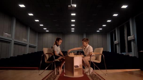 Les enfants se sont assis pour jouer à un jeu d'échecs à l'école - Séquence, vidéo
