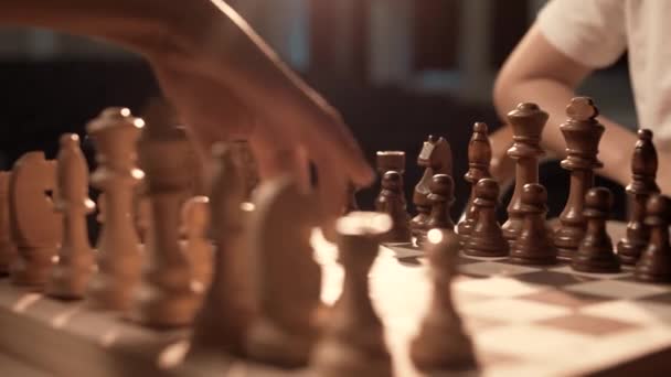 Η πρώτη κίνηση ενός πιονιού στο σκάκι. Σκακιέρα, κοντινό πλάνο. Κινηματογραφική - Πλάνα, βίντεο