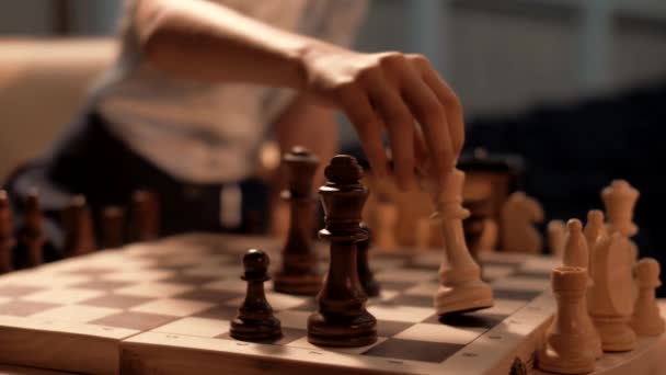 Jeune fille hésite longtemps lors d'un match d'échecs au championnat du monde - Séquence, vidéo