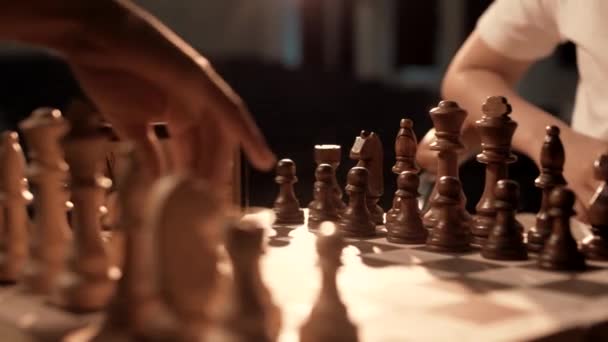 A sakkjátszma kezdete. Sakktábla közelkép. Cinematikus fény - Felvétel, videó
