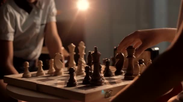 Шахматная доска и фигуры во время игры. Крупный план. Кинематограф - Кадры, видео