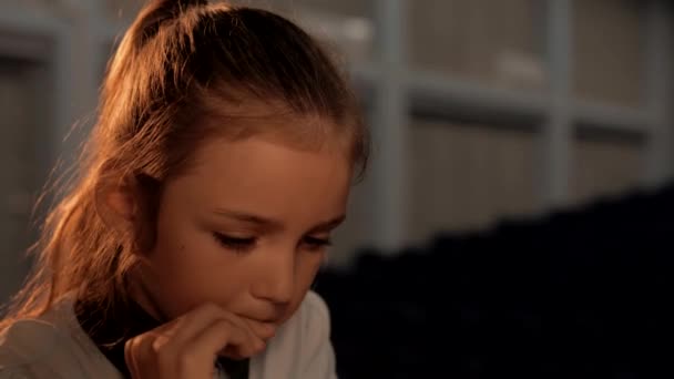 Gyönyörű tinédzser lány sakkozik. Portré terv. Közelkép - Felvétel, videó
