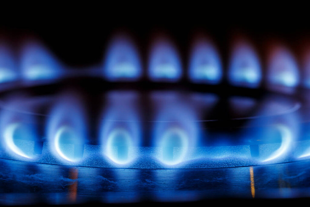 Zamknij niebieski płomień palnika gazowego kuchennego w ciemności - Zdjęcie, obraz