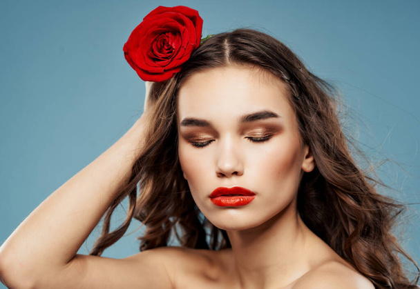 ブルネット魅力的な外観バラの花赤い唇魅力 - 写真・画像