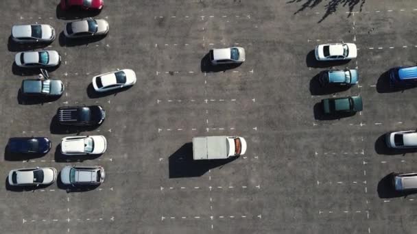 riprese aeree 4k di un drone che sale su un parcheggio mezzo vuoto - Filmati, video