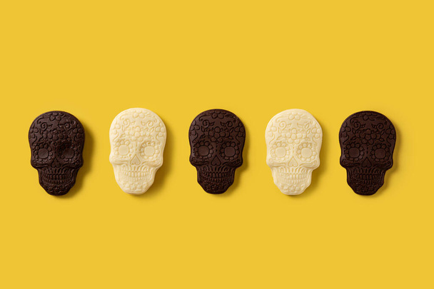 Schokolade Mexikanische Totenköpfe Muster auf gelbem Hintergrund - Foto, Bild
