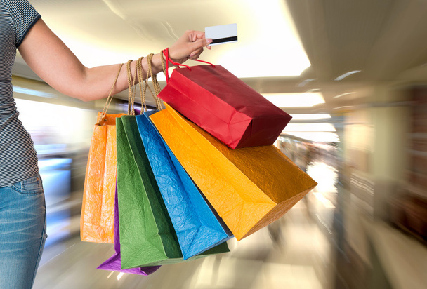 γυναίκα που κρατάει τσάντες για ψώνια - Φωτογραφία, εικόνα