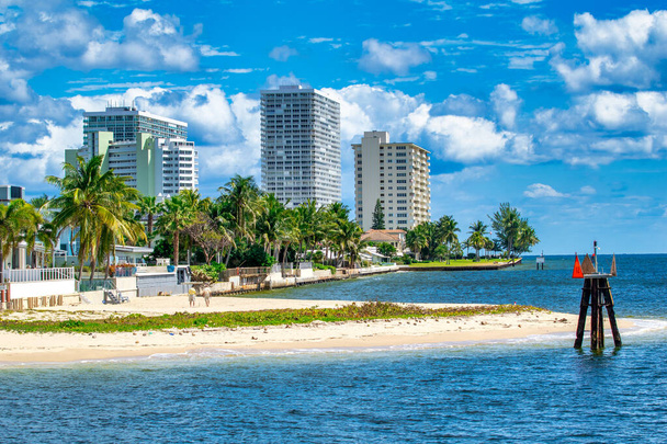Fort Lauderdale canali e skyline della città in una bella giornata di sole, Florida - Foto, immagini