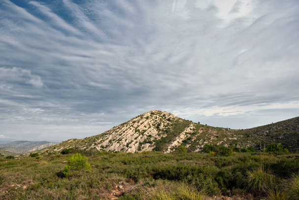 Rocky Mountain Natural Park Castelldefels z nieba pokrytego chmurami. Strzał w naturalnym świetle poranka. - Zdjęcie, obraz