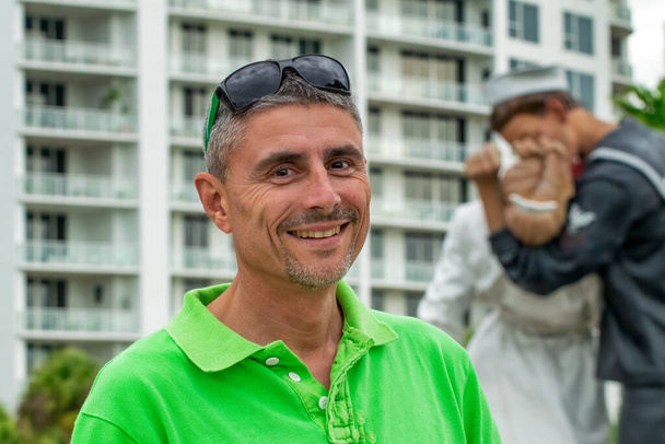 Boldog mosolygós ember előtt feltétel nélküli megadás csók szobor Floridában - Fotó, kép