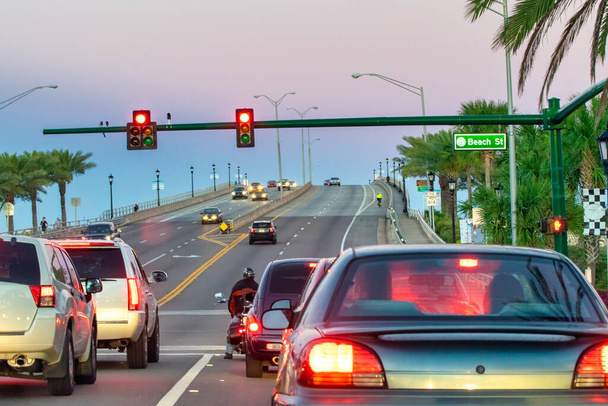 Ormond By The Sea Bridge al atardecer con el tráfico de automóviles, Florida - Foto, imagen