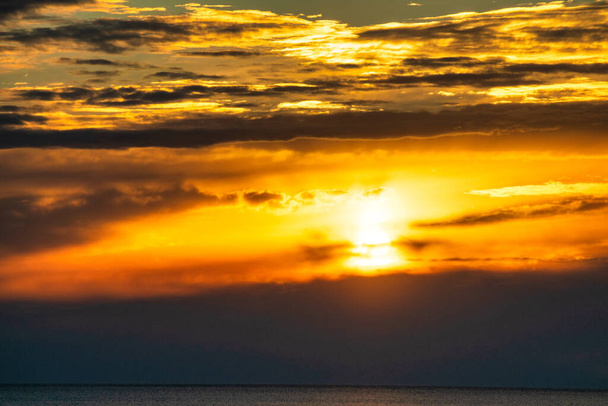 Úžasná žlutá obloha těsně před západem slunce - Fotografie, Obrázek