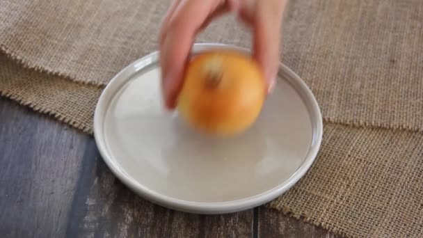 tuoreiden pyöreiden sipulien hedelmät - Materiaali, video