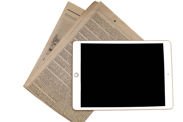 Lire des nouvelles sur une tablette ou un journal. Tablette et journal. - Photo, image