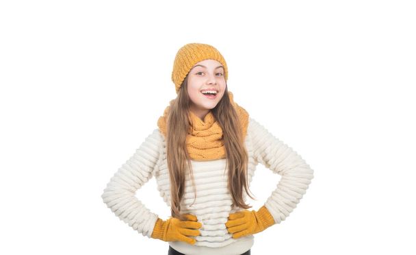 niño feliz en bufanda sombrero de punto y guantes ropa de abrigo aislado en blanco, ropa de abrigo - Foto, Imagen