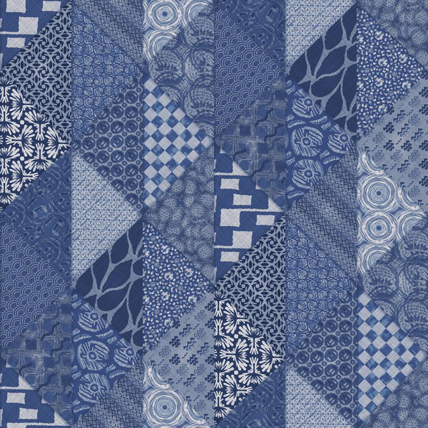 デニム西部の青いパッチワーク三角形の織物。インディゴヴィンテージウォッシュプリントコットンテキスタイル効果。パッチ済南家の装飾の背景。ボホバンダナキルトステッチは生地の印刷材料を可能にします. - 写真・画像