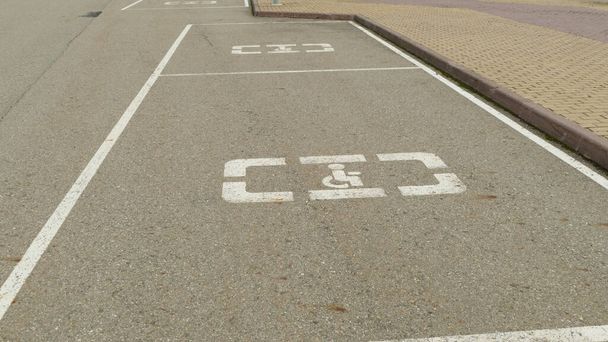 deficiente cidadãos sinal de estacionamento na estrada  - Foto, Imagem
