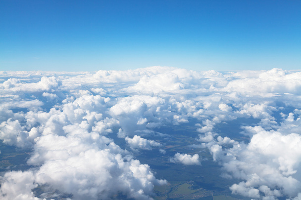 πάνω από την άποψη της άσπρα σύννεφα στην μπλε ουρανό - Φωτογραφία, εικόνα