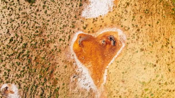 Vista de arriba hacia abajo forma de corazón naranja en el sitio de volcanes de barro en la reserva natural de chachuna, Parque Nacional VAshlovani, Georgia - Imágenes, Vídeo