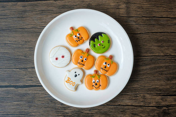 Šťastný Halloween den s legrační Cookies nastavit na dřevěném stole pozadí. Trick or Threat, Hello October, podzim, Slavnostní, party a prázdninový koncept - Fotografie, Obrázek