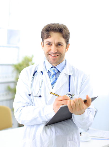 Medical doctor with stethoscope. Isolated over white background - Foto, afbeelding