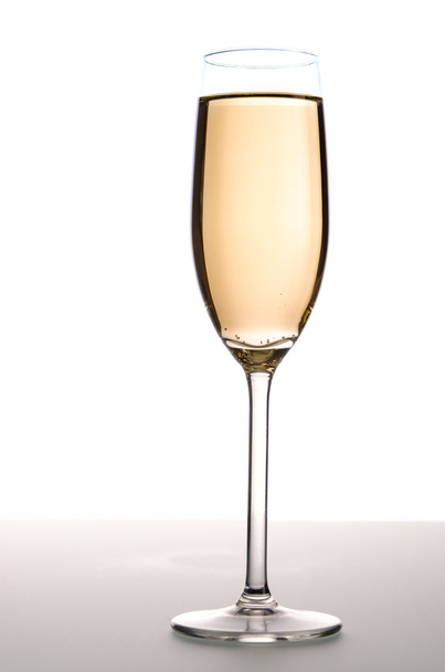 vetro con champagne isolato  - Foto, immagini