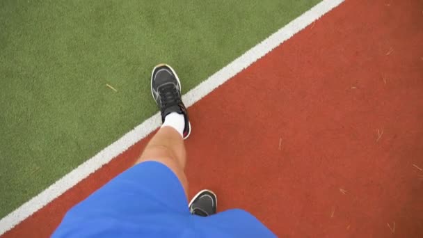 Ноги молодого спортсмена на трасі стадіону
 - Кадри, відео