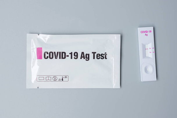 Σετ ταχείας δοκιμής αντιγόνων με αρνητικό αποτέλεσμα κατά τη διάρκεια της δοκιμής COVID-19 με μάκτρο. Coronavirus Αυτο ρινική ή Αρχική δοκιμή, κλείδωμα και το σπίτι έννοια απομόνωσης - Φωτογραφία, εικόνα