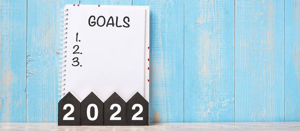 2022 Καλή Χρονιά με GOAL λέξη και ξύλινο αριθμό. χρόνος για μια νέα αρχή, ψήφισμα, σχέδιο, δράση και έννοια αποστολής - Φωτογραφία, εικόνα
