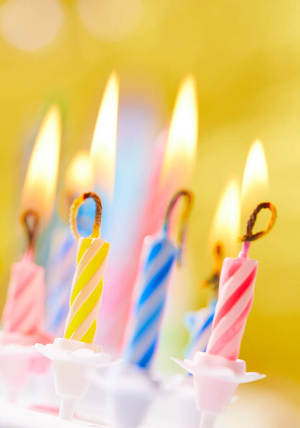 barevné narozeninové svíčky na žlutém pozadí, koncepce oslav  - Fotografie, Obrázek
