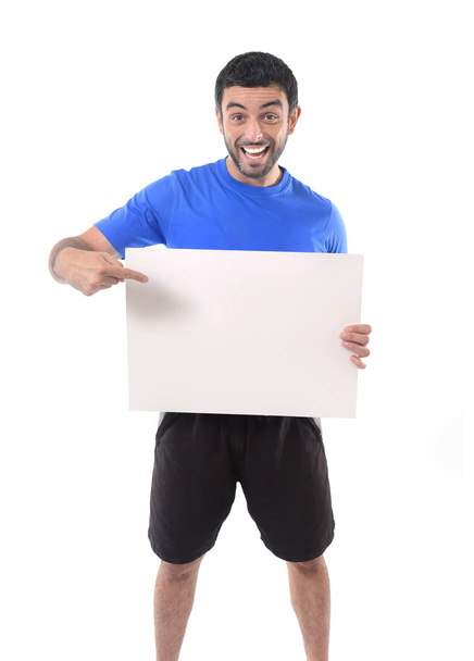 Joven atractivo hombre deportivo sosteniendo cartelera en blanco como espacio de copia
 - Foto, imagen